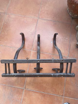 Perchero antiguo de metal y madera