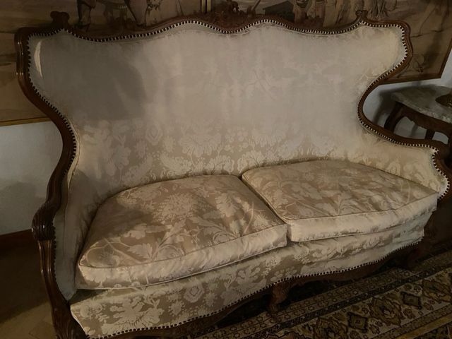 Sofá Luis XVI Beige/Marrón con detalles en madera