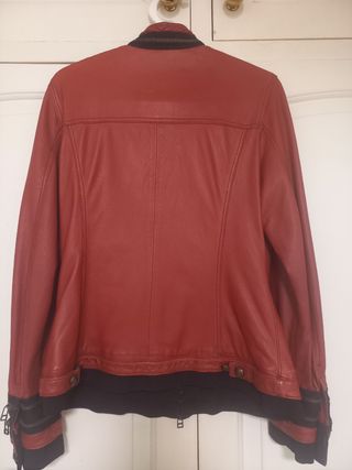 Cazadora Piel Mujer Roja con cremalleras negras