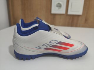 Botas de fútbol Adidas para niño.Talla 26

