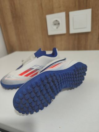 Botas de fútbol Adidas para niño.Talla 26

