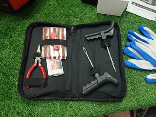 Avviatore Emergenza 900A + Kit Riparazione Gomme