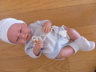 Muñeco bebé recién nacido con chupete