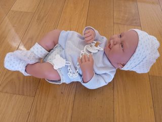 Muñeco bebé recién nacido con chupete
