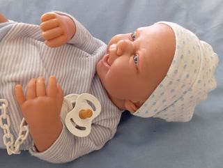 Muñeco bebé recién nacido con chupete
