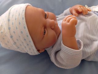 Muñeco bebé recién nacido con chupete