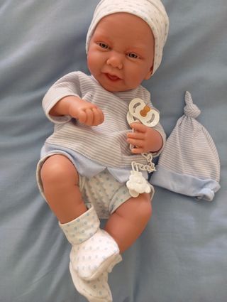 Muñeco bebé recién nacido con chupete