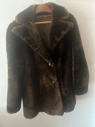 Abrigo piel marrón corto