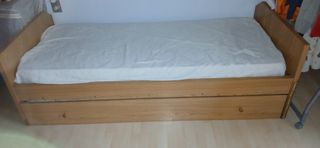 Cama nido de madera con un colchon