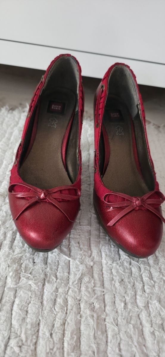 Zapatos rojos elegantes