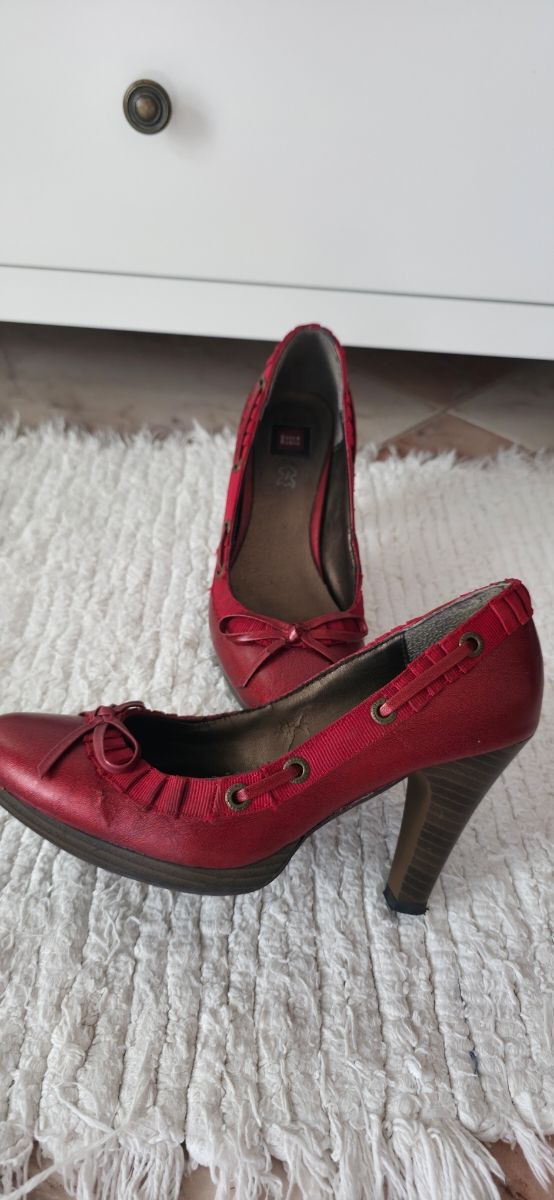 Zapatos rojos elegantes