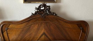 Cama antigua de madera y tela