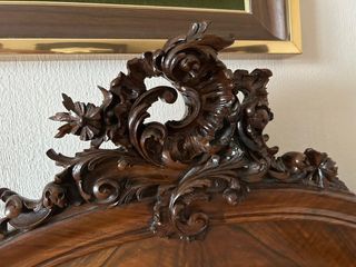 Cama antigua de madera y tela