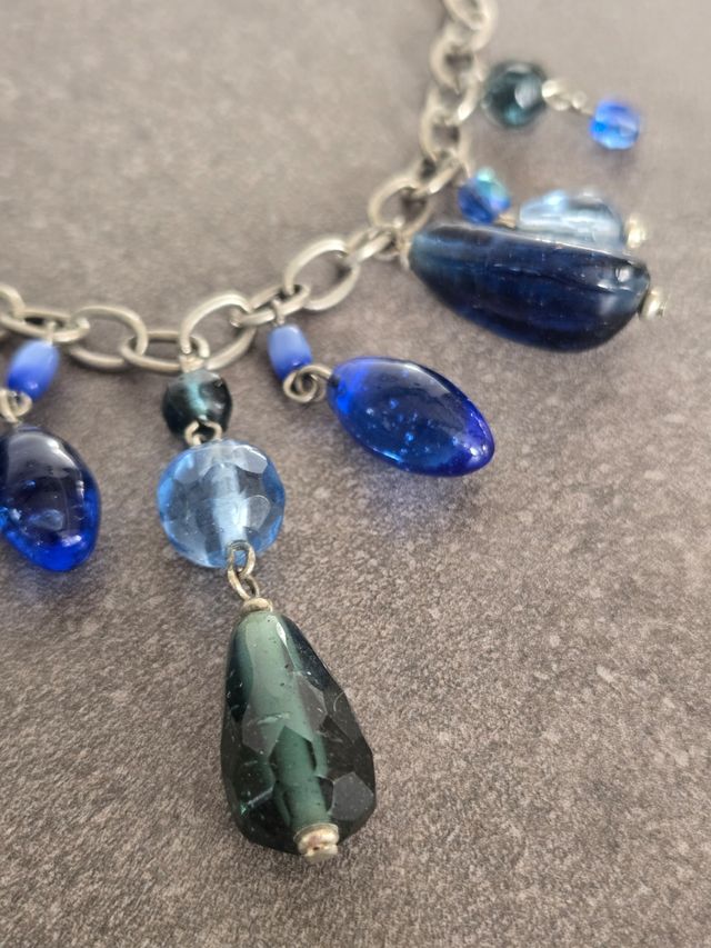 Collana con ciondoli blu