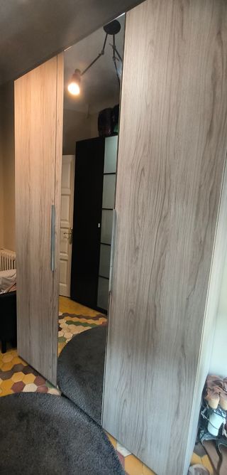 Armario ropero de madera y cristal