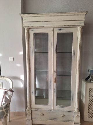 Vitrina de madera y cristal