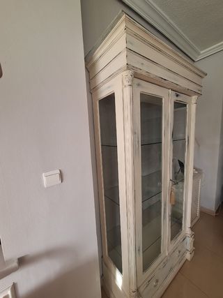 Vitrina de madera y cristal
