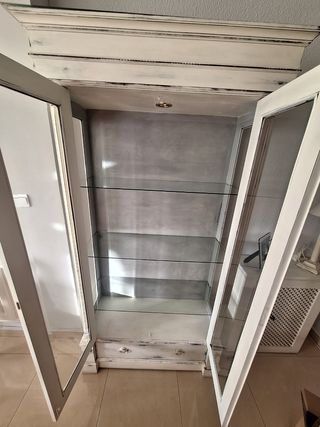 Vitrina de madera y cristal