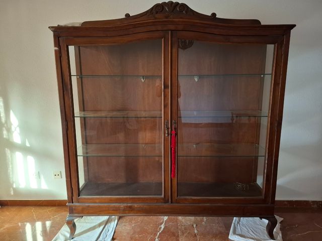 Vitrina de madera y cristal