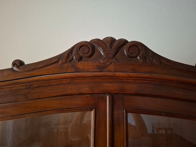 Vitrina de madera y cristal