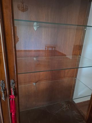 Vitrina de madera y cristal