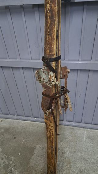 Esquís de madera antiguos