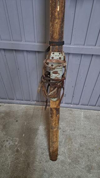 Esquís de madera antiguos
