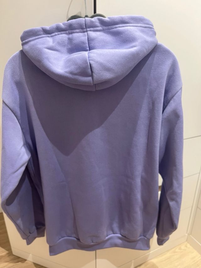 Sudadera morada con capucha y cordones