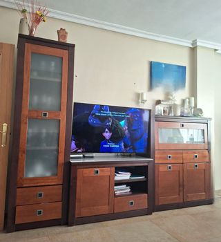 Mueble de salón madera y cristal