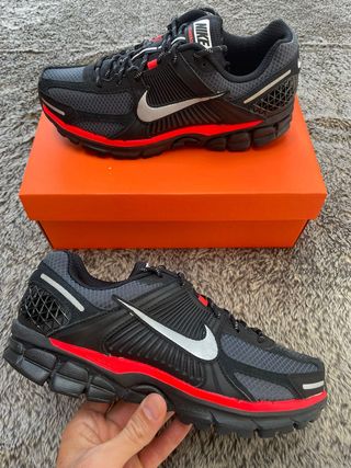 Nike Zoom Vomero 5 Negro Rojo