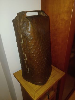 Cencerro antiguo con pátina original 40 cm alto.