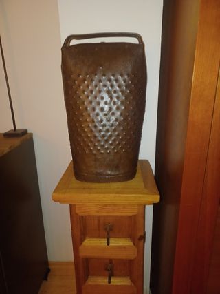 Cencerro antiguo con pátina original 40 cm alto.