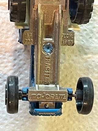 Tractor Majorette 208 Escala 1/65 con apero