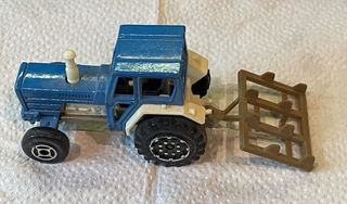 Tractor Majorette 208 Escala 1/65 con apero