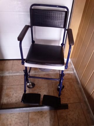 Silla con ruedas y orinal 