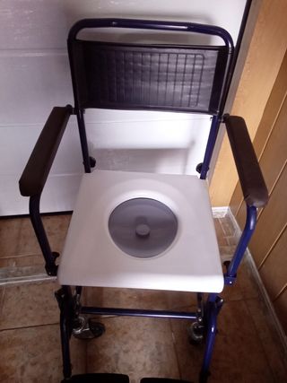 Silla con ruedas y orinal 