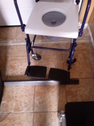 Silla con ruedas y orinal 