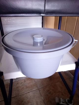 Silla con ruedas y orinal 