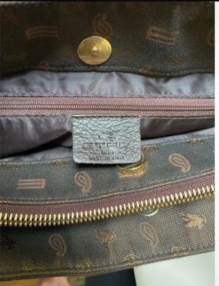 Borsa in tela marrone Etro con logo del marchio inciso. 