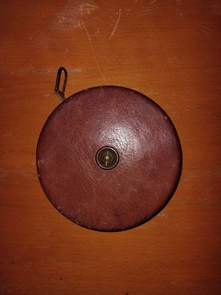 Cinta métrica antigua de cuero