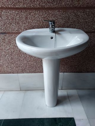 Lavabo con pie marca Roca y grifo monomando marca