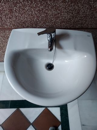 Lavabo con pie marca Roca y grifo monomando marca