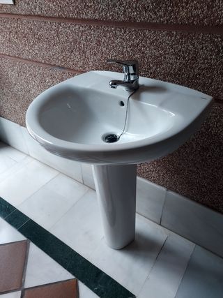 Lavabo con pie marca Roca y grifo monomando marca