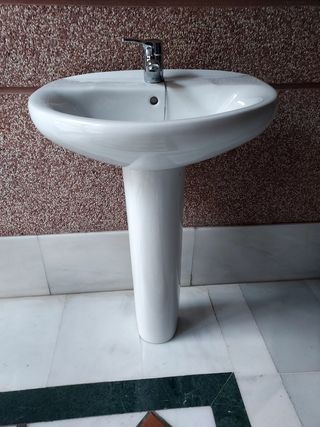 Lavabo con pie marca Roca y grifo monomando marca