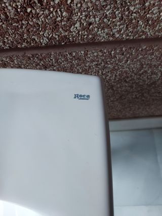 Lavabo con pie marca Roca y grifo monomando marca