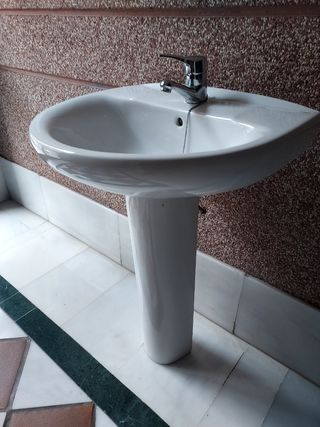 Lavabo con pie marca Roca y grifo monomando marca