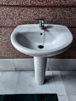 Lavabo con pie marca Roca y grifo monomando marca