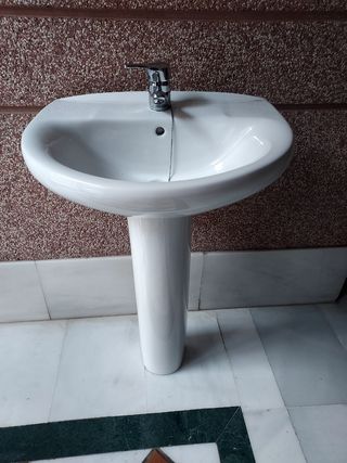 Lavabo con pie marca Roca y grifo monomando marca