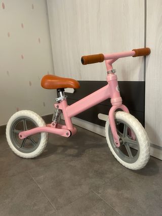 Bicicleta sin pedales rosa