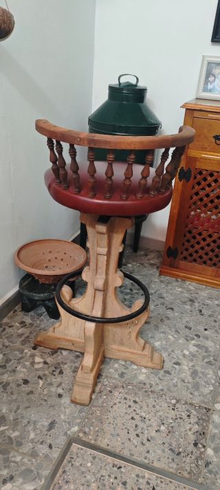 Taburete antiguo de madera y polipiel
